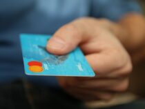 Deutsche zahlen erstmals mehr mit Karte – wird Bargeld bald obsolet?