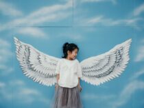 Die strahlende Frau, die kleine Sternchen zum Leuchten bringt.