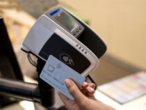 Wie Banken beim kontaktlosen Zahlen abkassieren