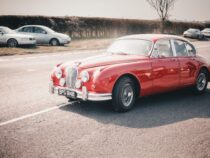 7500 Euro Neustarthilfe für Solo-Selbstständige, Adidas verkauft Reebok, Jaguar will ab 2025 nur noch E-Autos anbieten