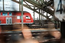 Gehälter von DAX-Vorständen in 2020 gesunken, Kurzarbeit wird verlängert, 3G in Zügen
