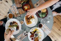Weniger Restaurantbesuche in Deutschland, Interrailtickets erleben Boom, Inflationsrate steigt auf 10,4 Prozent