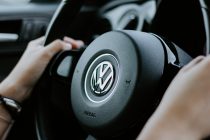 Reallöhne sinken zum dritten Mal in Folge, E.on erwirtschaftet 2022 mehr Gewinn, Volkswagen steigert Betriebsgewinn