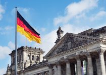 Dax schließt im Minus, Deutsche Wirtschaft rutscht in Rezession, Nvidia-Aktie überrascht