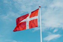 Dax mit Gewinnen, Dänemark lockert Grenzkontrollen, Erfolg des 49-Euro-Ticket