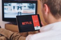 Netflix legt bei Abonnenten zu, Goldman-Aktie verliert, Tesla macht mehr Gewinn