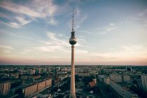 Berlins Wirtschaft soll besonders schnell wachsen, Hohe Wohnungsnot, Gastgewerbe mit Umsatzeinbußen