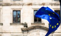 Dax stabilisiert sich, Galeries Lafayette in Berlin schließt, Erzeugerpreise in EU sinken kräftig