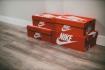 Dax im Minus, Gewinneinbruch bei Nike, Stellenabbau bei Coca-Cola