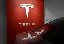 Porsche AG fliegt aus dem Dax, Weniger Absatz bei Tesla, Entlastungen für Stromkunden