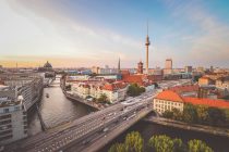 Gold auf Rekordhoch, Verschärfte Wohnungsnot in Berlin, Strom wird ab 2026 günstiger